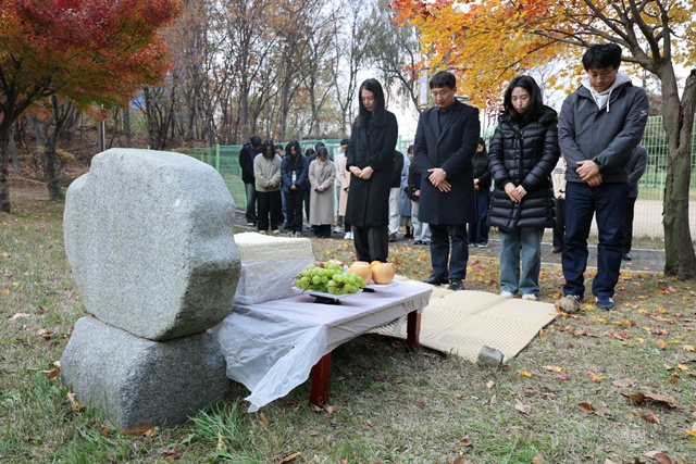 ▲ 경기도경제과학진흥원 관계자들이 20일 광교테크노밸리 경기바이오센터 동물위령비 앞에서 실험·연구 과정에서 희생된 동물의 넋을 기리는 '실험동물 위령제'를 진행하고 있다. ⓒ경기도경제과학진흥원 제공