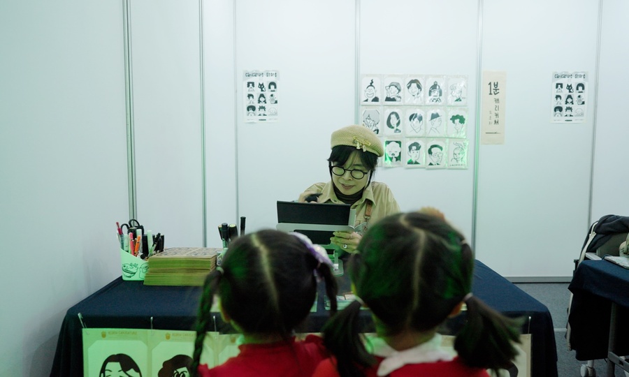 ▲ 이날 행사에는 유퀴즈에 출연했던 종이비행기 국가대표를 초빙해 종이비행기 만들기 수업과 공연을 진행했으며, 도토리 캐리커처 체험, 마술 체험, VR게임 등 다양한 부스를 마련해 즐거움과 재미를 느낄 수 있도록 했다.ⓒiM금융그룹