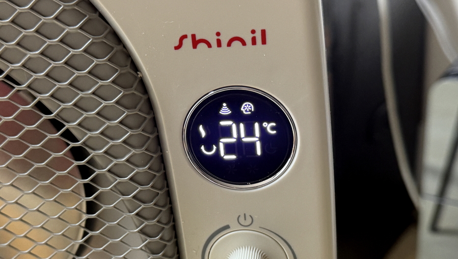 ▲ 작은 디스플레이와 다이얼 모습. ⓒ김재홍 기자