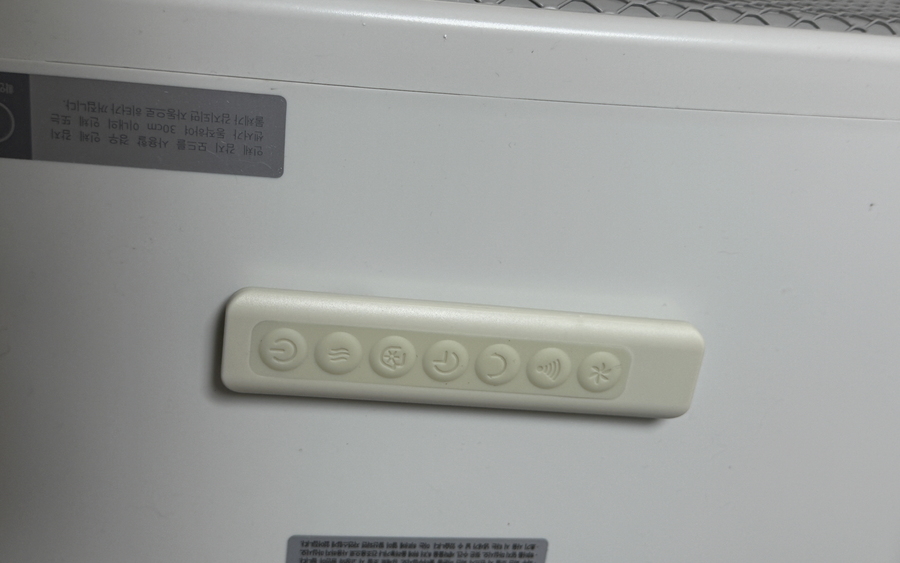 ▲ 리모컨은 제품 본체 상단부 중앙 부분에 놓으면 자석처럼 부착된다. ⓒ김재홍 기자