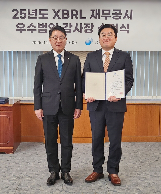 ▲ 이승우 금융감독원 부원장보(왼쪽)와 정연준 금호건설 재무본부 본부장이 기념촬영을 하고 있다. ⓒ금호건설