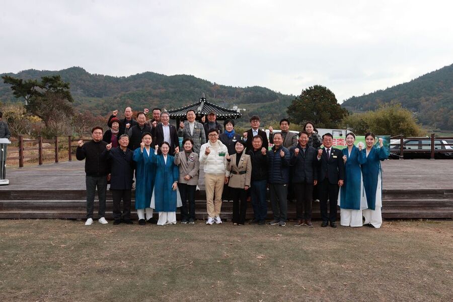 ▲ 보성군, ‘제17회 소박한 차꽃축제’ 성황리에 마무리_소박한 차꽃 축제 기념 사진ⓒ보성군 제공