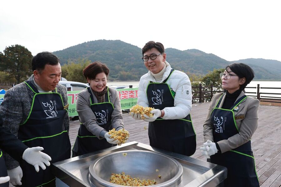 ▲ 보성군, ‘제17회 소박한 차꽃축제’ 성황리에 마무리_임용민 의원, 김경미 의원, 김철우 보성군수(왼쪽 세 번째), 문점숙 의원이 차꽃을 덖고 있다ⓒ보성군 제공