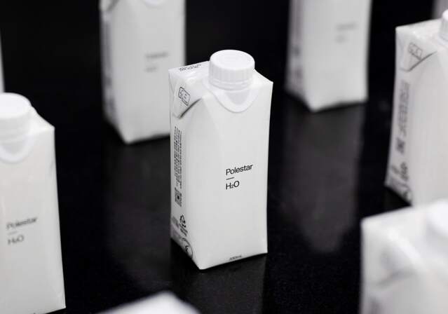 ▲ 폴스타코리아가 글로벌 선도 스웨덴 기업 테트라팩과 협업해 제작한 종이팩 생수. ⓒ폴스타코리아