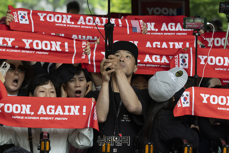 ▲ 내란 우두머리 혐의, 직권남용 권리행사방해 혐의 사건으로 기소된 윤석열 전 대통령이 5월 19일 오전 공판을 받기 위해 서울 서초구 중앙지법으로 출석하자 지지자들이 ‘윤석열 대통령‘을 연호하고 있다. (사진=공동취재단)
