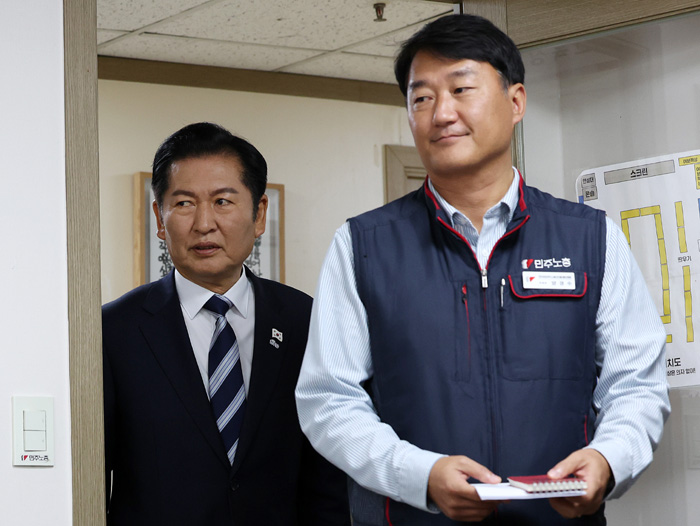 ▲ 정청래 더불어민주당 대표와 양경수 민주노총 위원장이 지난 6일 서울 중구 민주노총에서 열린 민주노총-민주당 간담회에 참석하고 있다. ⓒ뉴시스