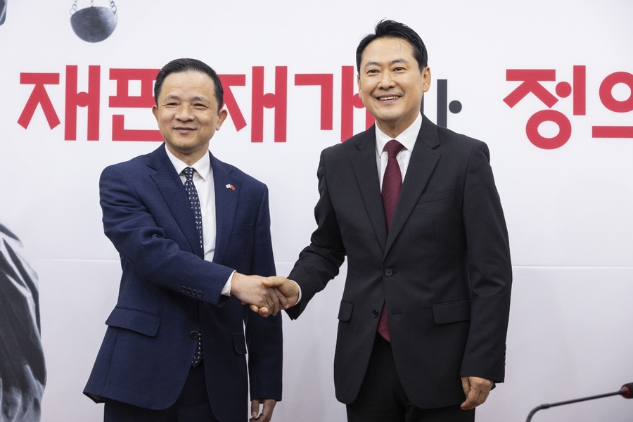 ▲ 장동혁 국민의힘 대표와 다이빙 주한 중국대사가 21일 국회에서 만나 악수하고 있다. ⓒ연합뉴스