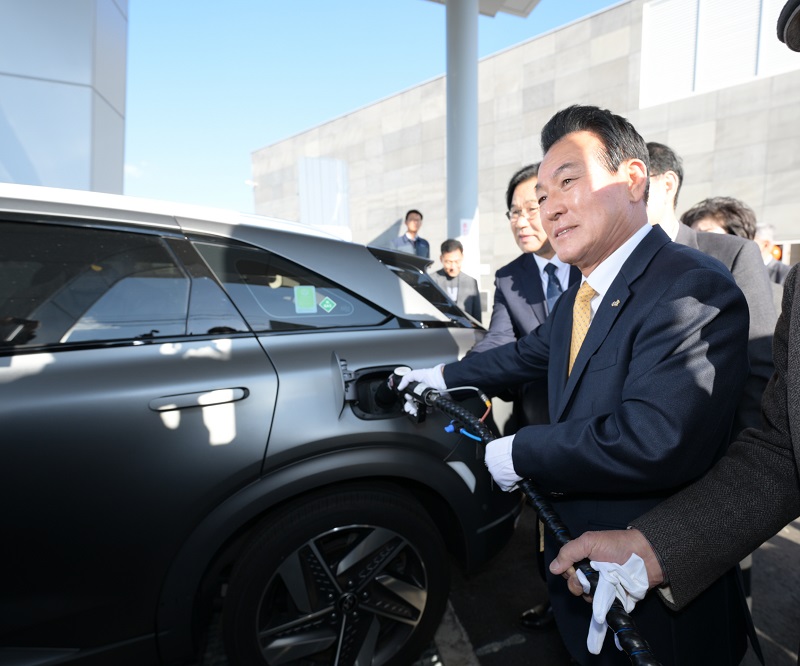 ▲ 백성현 논산시장이 21일 수소충전소 개소식에 참석해 승용차에 충전을 하고 있다.ⓒ논산시