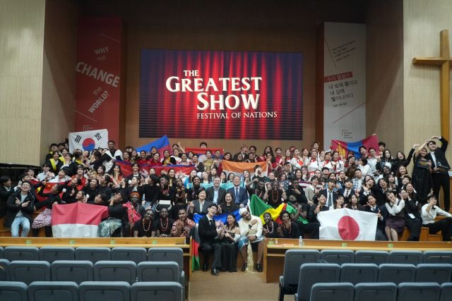 ▲ 한동대학교에서 열린 ‘세계인의 날(Festival of Nations)’ 행사에서 14개국 국제 커뮤니티 학생들이 전통의상을 입고 각국 국기를 들며 기념촬영을 하고 있다.ⓒ한동대