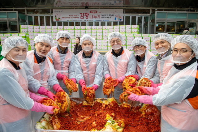 ▲ 문갑 호반건설 경영부문 대표(왼쪽 두번째) 등 호반그룹 임직원과 자원봉사자들이 김장김치를 담그고 있다. ⓒ호반그룹