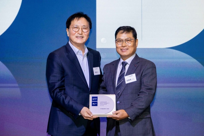 ▲ 박상신 DL이앤씨 대표(왼쪽)와 조왕래 태일씨앤티 소장이 기념촬영을 하고 있다. ⓒDL이앤씨