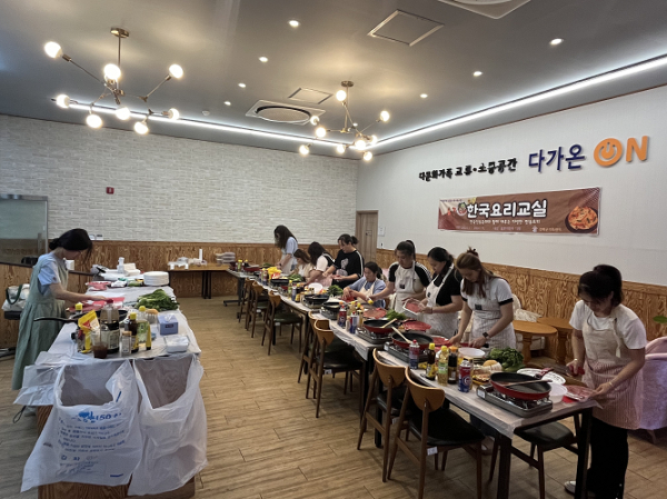 ▲ 인천시가 다문화가족 교류를 위해 마련한 한국요리교실에서 결혼이주여성들이 요리를 배우고 있다. ⓒ인천시 제공