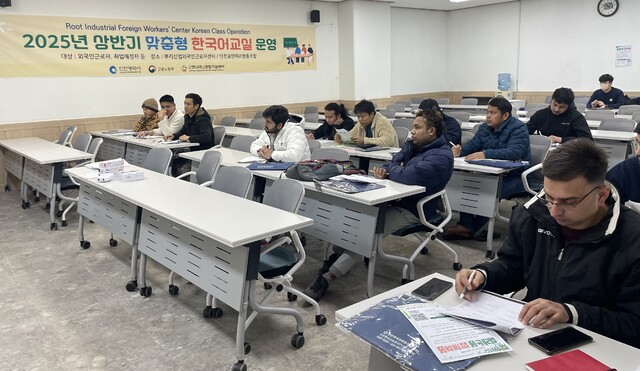 ▲ 인천외국인종합지원센터가 운영하는 한국어교실에서 외국인 근로자들이 한글을 배우고 있다. ⓒ인천시 제공