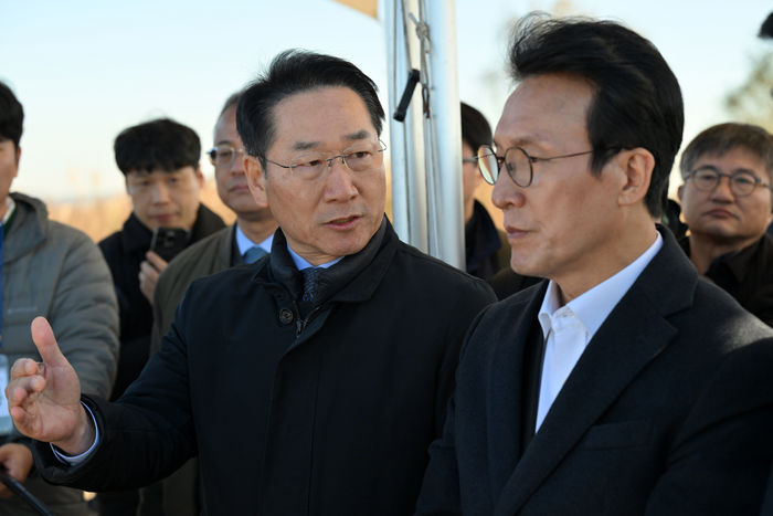 ▲ 유정복(왼쪽) 인천시장이 21일 수도권매립지를 방문한 김민석 국무총리와 제2매립장 사용종료에 따른 활용방안 등을 논의하고 있다.ⓒ인천시 제공