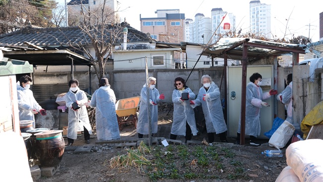 ▲ 대한민국전몰군경미망인회 강원특별자치도지부가 21일 취약계층의 겨울나기를 돕기 위한 '사랑의 연탄 나눔' 봉사활동을 실시했다. ⓒ강원서부보훈지청