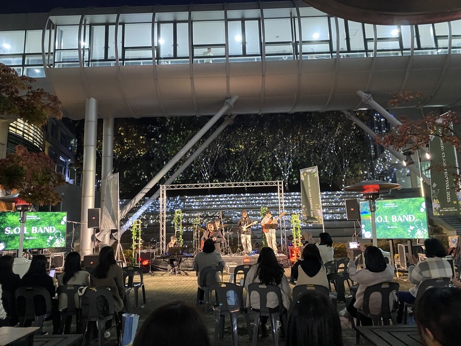 ▲ 광주시교육청이 19~20일 광주시교육청교육연수원에서 진행한 ‘제3회 광주수업페스티벌’ 중 ‘힐링 락 토크 콘서트’에서 교사들이 공연을 하고 있다.ⓒ 광주시교육청 제공