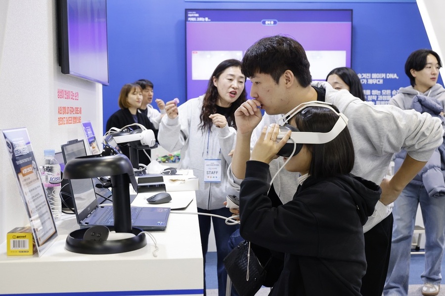 ▲ 광주시교육청이 21일 서구 김대중컨벤션센터에서 진행한 ‘2025 AI광주미래교육 박람회’에서 관람객들이 다양한 에듀테크를 체험하고 있다.ⓒ광주시교육청 제공