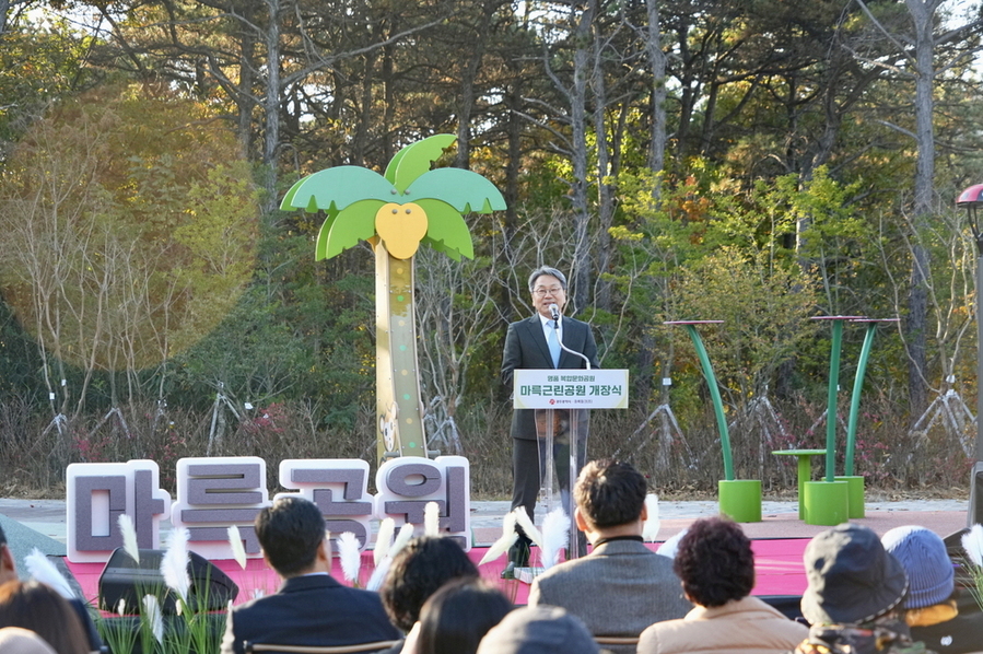 ▲ 강기정 광주광역시장이 지난 21일 서구 백석산 일원에서 열린 '마륵근린공원 개장식'에 참여해 인사말을 하고 있다.ⓒ광주광역시 제공