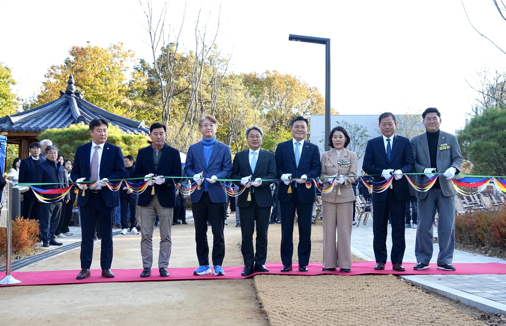 ▲ 강기정 광주광역시장이 지난 21일 서구 백석산 일원에서 열린 '마륵근린공원 개장식'에 참여해 참석자들과 테이프 절단을 하고 있다.ⓒ광주광역시 제공