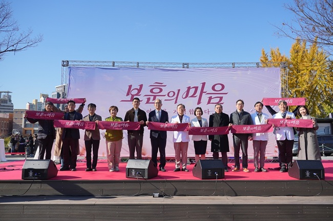 ▲ 한국보훈복지의료공단이 21일 광복 80주년을 기념해 국가유공자와 보훈가족들을 위한 힐링 토크쇼를 중앙보훈병원 야외정원에서 개최했다. ⓒ한국보훈복지의료공단