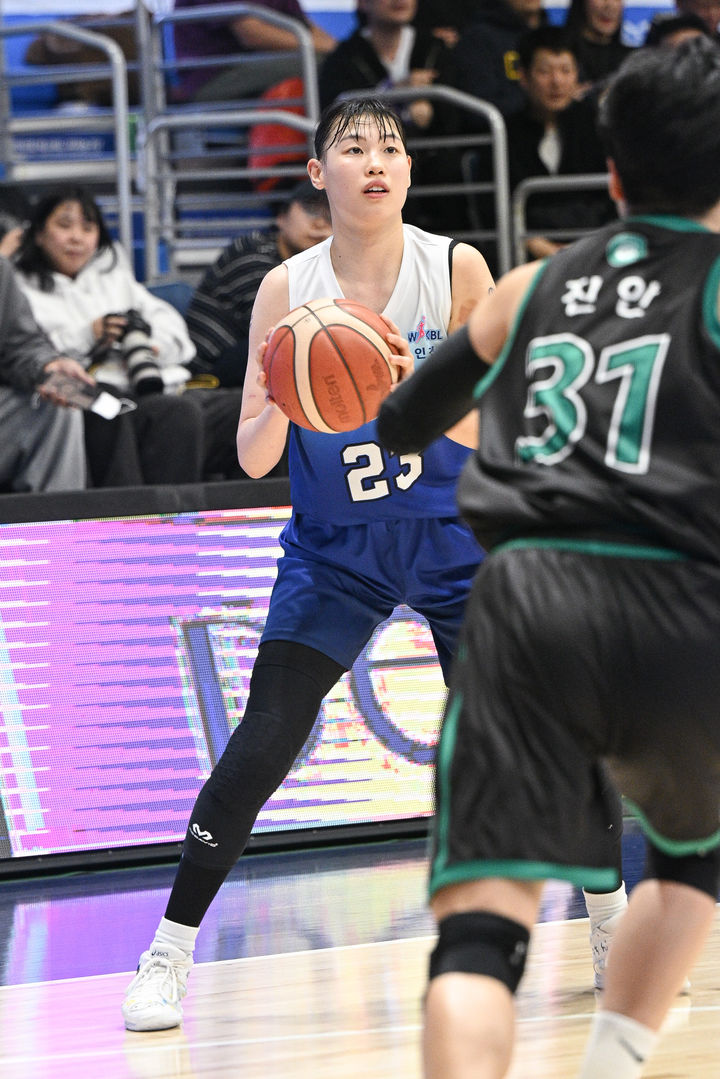 ▲ 홍유순이 27득점을 올린 신한은행이 하나은행을 격파했다.ⓒWKBL 제공