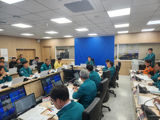 ▲ 여중협 행정부지사 주재로 21일 강원지방기상청, 원주지방국토관리청, 한국전력공사, 국립공원공단, 자율방재단 등 9개 유관기관과 18개 시군의 부단체장, 도(道) 협업부서가 참여해 2025~2026년 겨울철 자연재난 대비상황 점검회의를 개최했다. ⓒ강원특별자치도