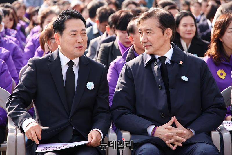 ▲ 장동혁 국민의힘 대표와 조국 조국혁신당 비상대책위원장이 지난달 29일 오전 서울 중구 광화문광장에서 열린 10.29 이태원 참사 3주기 기억식에서 대화를 나누고 있다. ⓒ서성진 기자