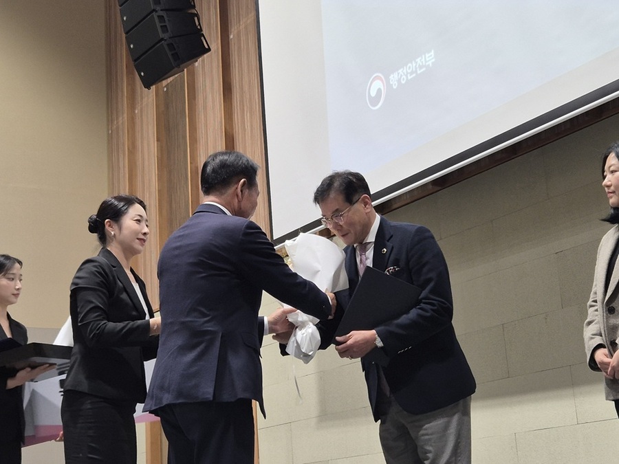 ▲ 충북도의회 유재목 부의장이 행정안전부 주관 ‘2025년 지방의회 우수사례 경진대회’에서 우수조례 분야 특별상을 받고 있다.ⓒ충북도의회