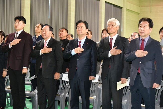 ▲ 제30회 화천군 농업인의 날 행사가 21일 화천체육관에서 최문순 군수, 한기호 국회의원, 주재근 군농업인단체협의회장, 박대현 도의원, 류희상 군의장과 군의원들, 기관사회단체장, 지역 농업인들이 참석한 가운데 열렸다.  ⓒ화천군