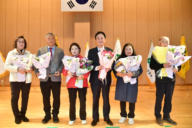 ▲ 제30회 화천군 농업인의 날 행사가 21일 화천체육관에서 최문순 군수, 한기호 국회의원, 주재근 군농업인단체협의회장, 박대현 도의원, 류희상 군의장과 군의원들, 기관사회단체장, 지역 농업인들이 참석한 가운데 열렸다. ⓒ화천군