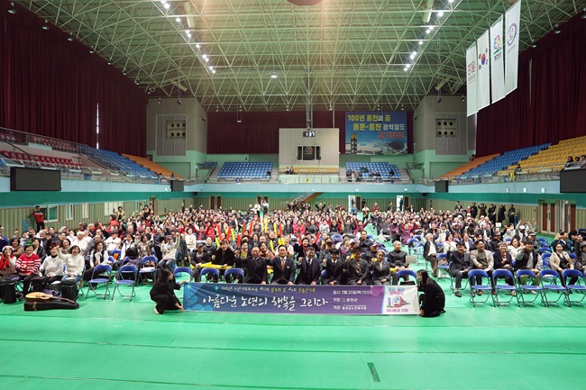 ▲ 홍천군이 지난 20일 홍천군실내체육관에서 개최한 '2025년 노년사회화교육 제12회 발표회 및 제9회 작품전시회'를 성황리에 마무리했다. ⓒ홍천군