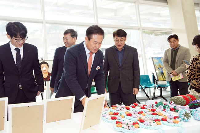 ▲ 작품 전시회를 살펴보고 있는 신영재 홍천군수. ⓒ홍천군