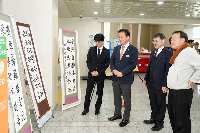 ▲ 작품 전시회를 살펴보고 있는 신영재 홍천군수. ⓒ홍천군