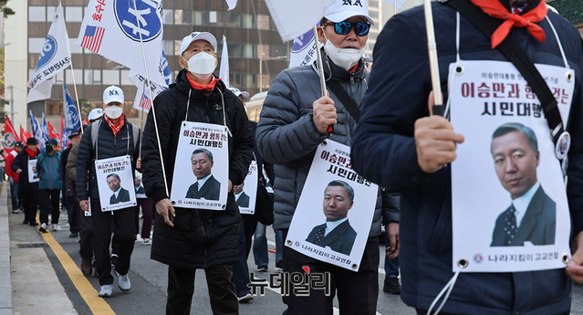  ̽¸ Բ ȴ ùδ ڵ 22  ﱤ忡  ʹ   ϰ ִ.  