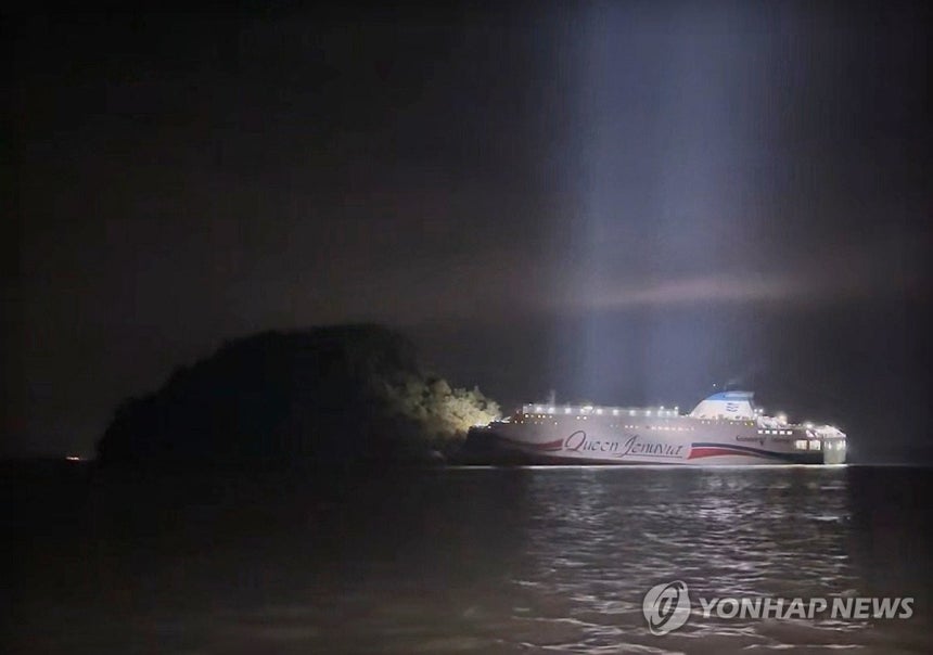 ▲ 신안 장산도 해상서 좌초된 대형 여객선 '퀸제누비아2호'. ⓒ목포해양경찰서