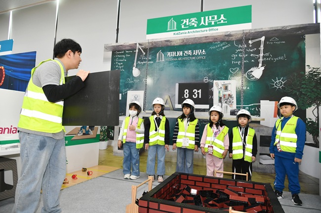 ▲ 강원 화천군(군수 최문순)이 22일 화천읍 화천커뮤니티센터에서 지역 어린이 대상 '키자니아와 함께 하는 직업체험' 프로그램을 운영했다. ⓒ화천군