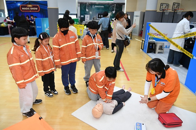▲ 강원 화천군(군수 최문순)이 22일 화천읍 화천커뮤니티센터에서 지역 어린이 대상 '키자니아와 함께 하는 직업체험' 프로그램을 운영했다. ⓒ화천군