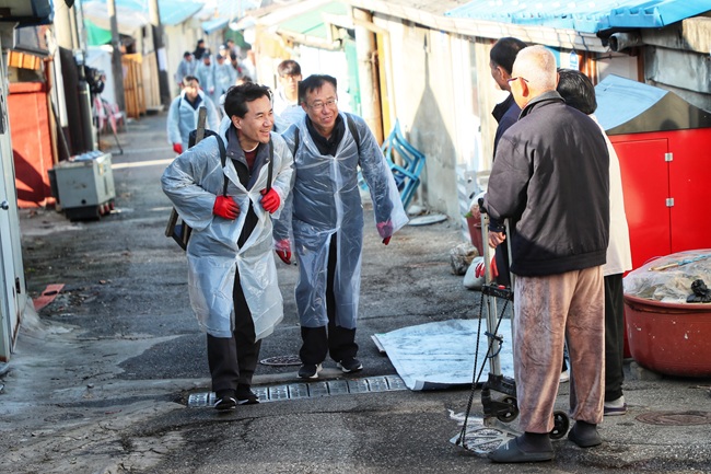 ▲ 김진태 지사가 연탄 배달에 참여해 어르신들의 안부를 살피고 봉사자들을 격려했다. ⓒ강원특별자치도