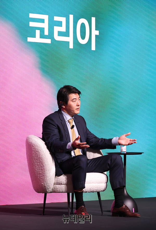 ▲ 9월 10일 오전 서울 광진구 파이팩토리에서 열린 오픈AI 서울사무소 개소 간담회에서 비전 발표를 하고 있는 제이슨 권(Jason Kwon) 오픈AI 최고전략책임자(CSO). ⓒ뉴데일리DB