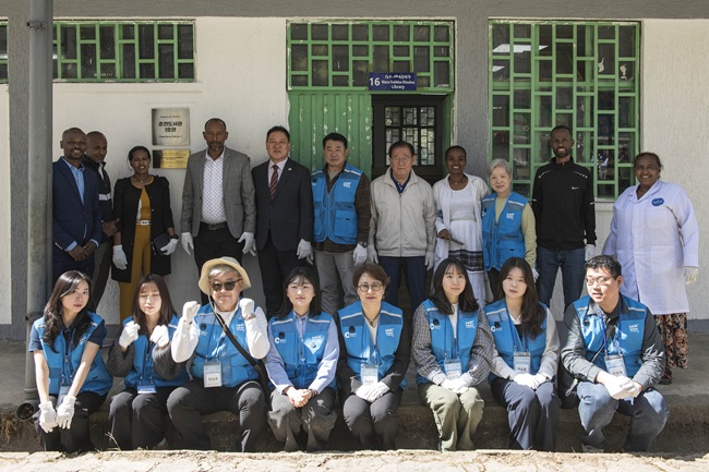 ▲ 에티오피아 아디스아바바를 방문 중인 춘천시와 춘천시민국제협력봉사단이 현지시간 21일 코커베츠바 고등학교에서 춘천도서관 1호관을 개관했다. ⓒ춘천시