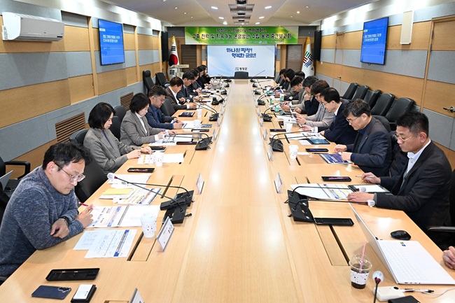 ▲ 평창군이 그린바이오 산업 거점 도약을 위한 핵심 인프라인 '그린바이오 벤처캠퍼스' 운영 전략 수립 연구용역의 중간보고회를 지난 21일 군청 2층 소회의실에서 개최했다. ⓒ평창군