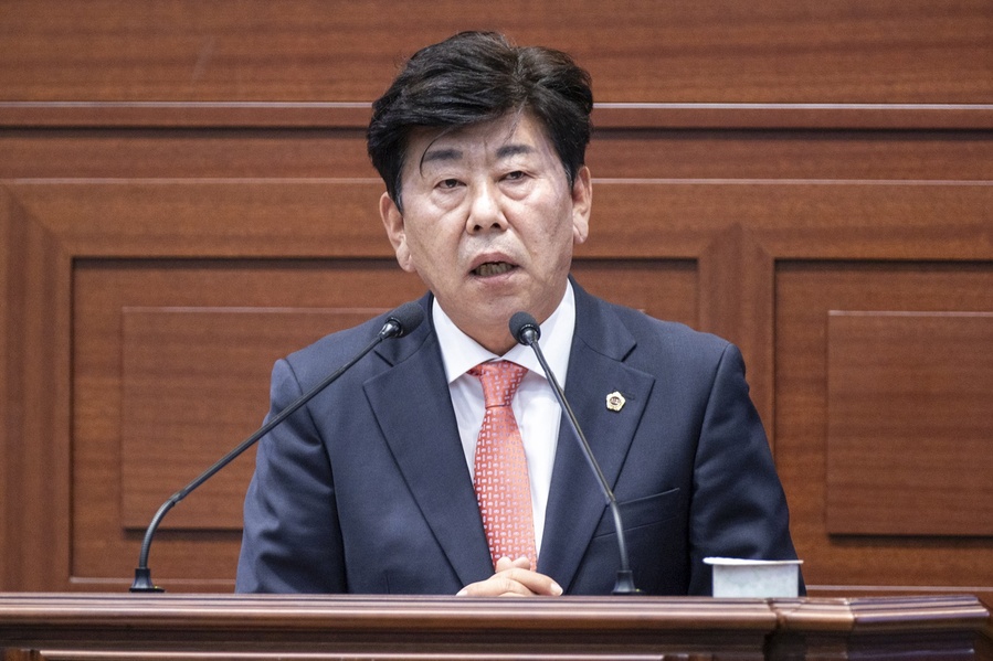 ▲ 경북도의회 정한석 의원(칠곡·교육위원회)은 21일 열린 제359회 정례회 제2차 본회의 도정질문을 통해 경북의 인구·교통·문화·교육 전반의 구조를 재편해야 한다는 대형 의제를 제기하며 도정의 전면적 전략 전환을 촉구했다.ⓒ경북도의회