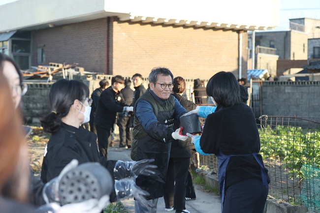 ▲ 강릉시가 지난 21일 취약계층의 따뜻한 겨울나기를 지원하기 위해 '연탄나눔 봉사활동'을 실시했다. ⓒ강릉시