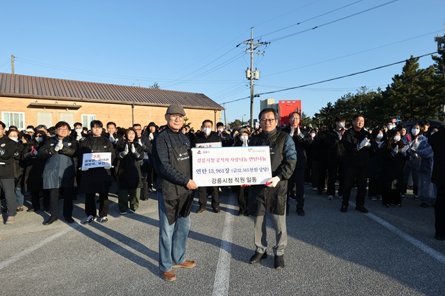 ▲ 강릉시가 지난 21일 취약계층의 따뜻한 겨울나기를 지원하기 위해 '연탄나눔 봉사활동'을 실시했다. ⓒ강릉시