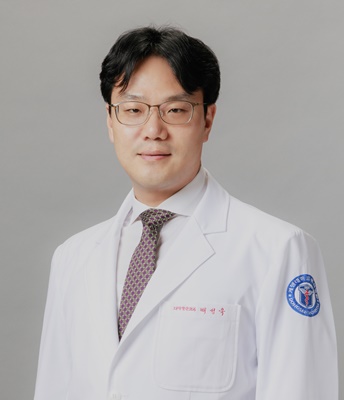 ▲ 계명대 동산병원 대장항문외과 배성욱 교수가 최근 34개국 의과학자들이 참여한 대한대장항문학회 국제학술대회인 ‘International Colorectal Research Summit’에서 로봇 직장암 수술에서 AI를 이용한 신경보존술식에 대한 술기로 비디오 우수학술상을 수상했다.ⓒ계명대 동산의료원