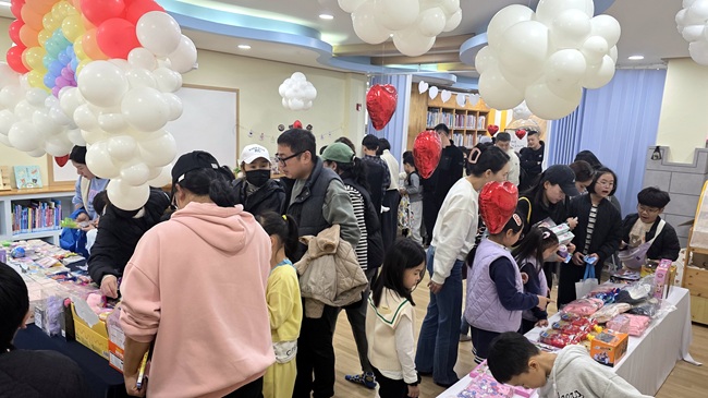 ▲ 지난 15일 사내 도서관에서 열린 책씨앗 시장. ⓒ화천군