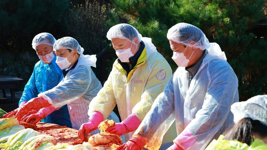 ▲ 한국가스안전공사는 21일 충북 충주시 자미원 연수원에서 박경국 사장 등이 참석한 가운데 북한이탈주민을 위한 ‘2025년 사랑의 김장나눔 봉사활동’을 펼쳤다.ⓒ한국가스안전공사
