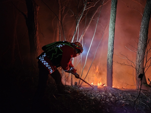 ▲ 23일 강원 양양군 서면 서림리 인근 야산에 헬기 25대가 아침 일찍부터 투입돼 진화 작업을 벌이고 있다. ⓒ산림청