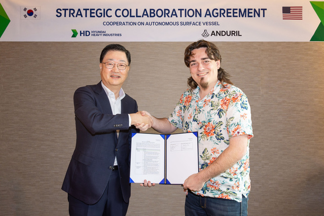 ▲ 최근 서울 중구 웨스틴 조선호텔에서 HD현대중공업 주원호 사장(사진 왼쪽)과 안두릴 팔머 럭키 공동 설립자가 ASV 설계 및 건조계약을 체결하고 있다. ⓒHD현대