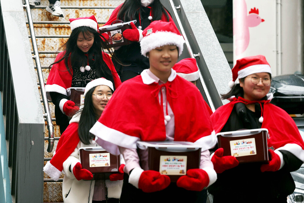 ▲ 2024년 운암2동 김장행사에 참여한 금호중앙중 학생들이 경로당에 김치를 전달하는 모습ⓒ광주시 북구청 제공